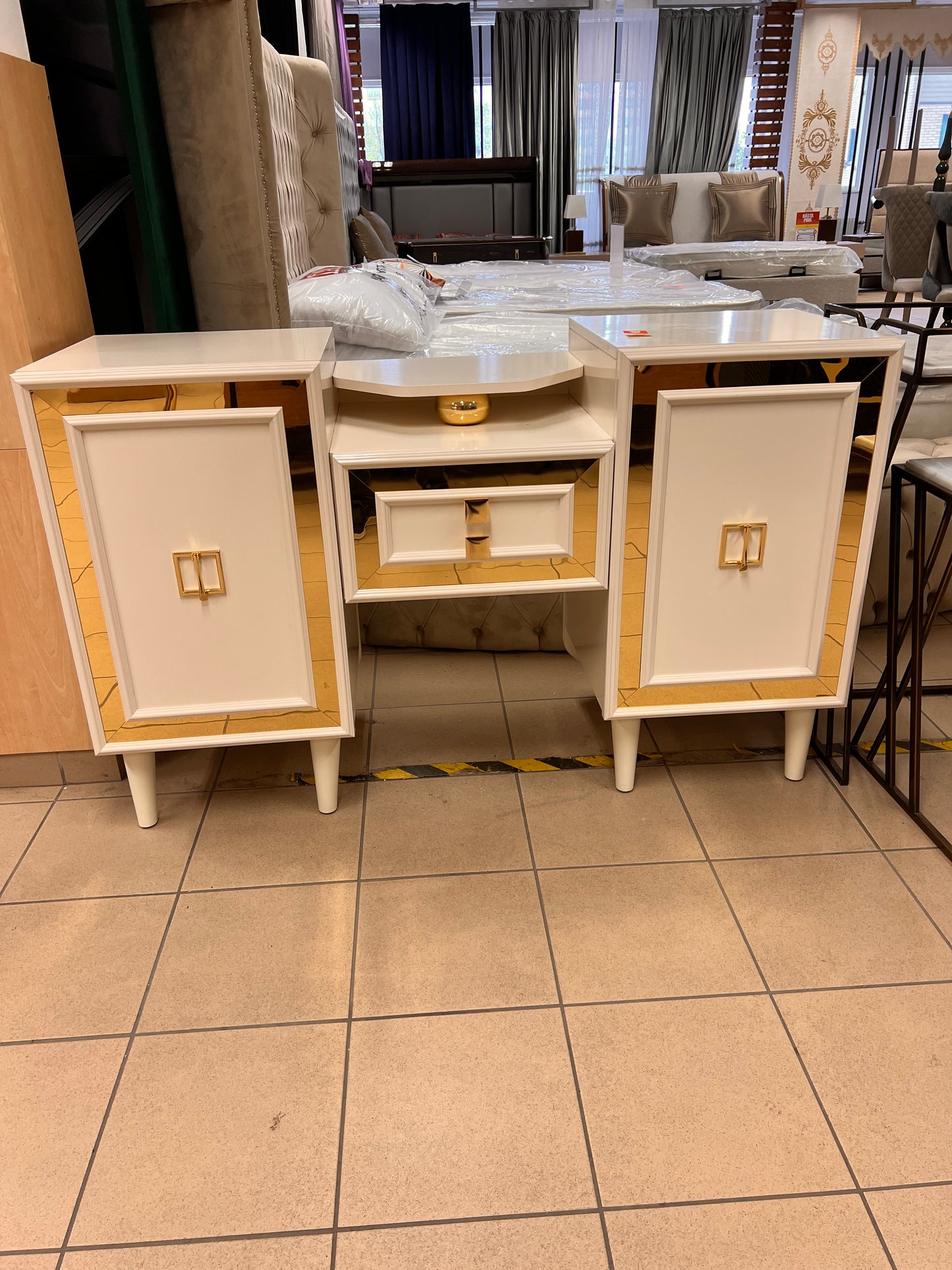 Sminkbord - Vit med Guld Detaljer