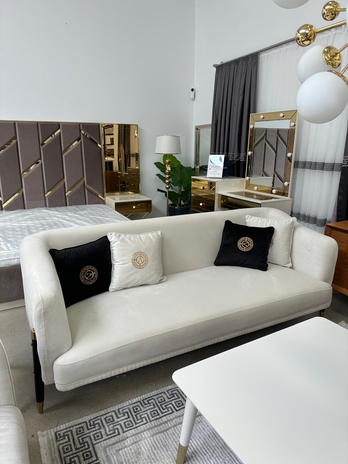 Stella 3 Sits Soffa - Beige med Svart/Guld Ben