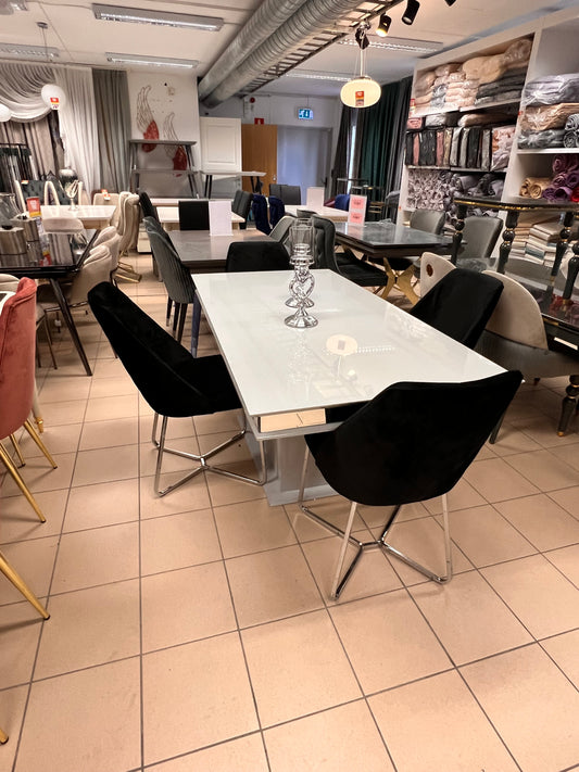 Pirlanta Matgrupp - Matbord med 4 St Svarta Crea Stolar