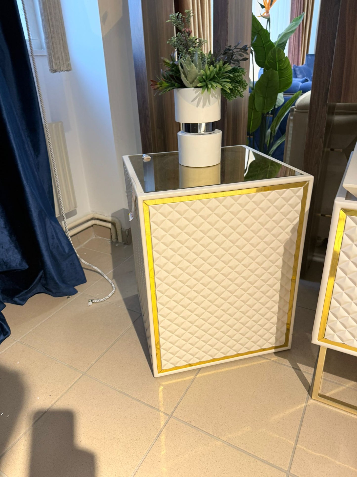 Erike Paris Sidobord