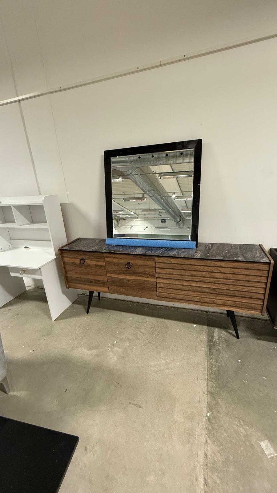 Toska Skänk med Spegel