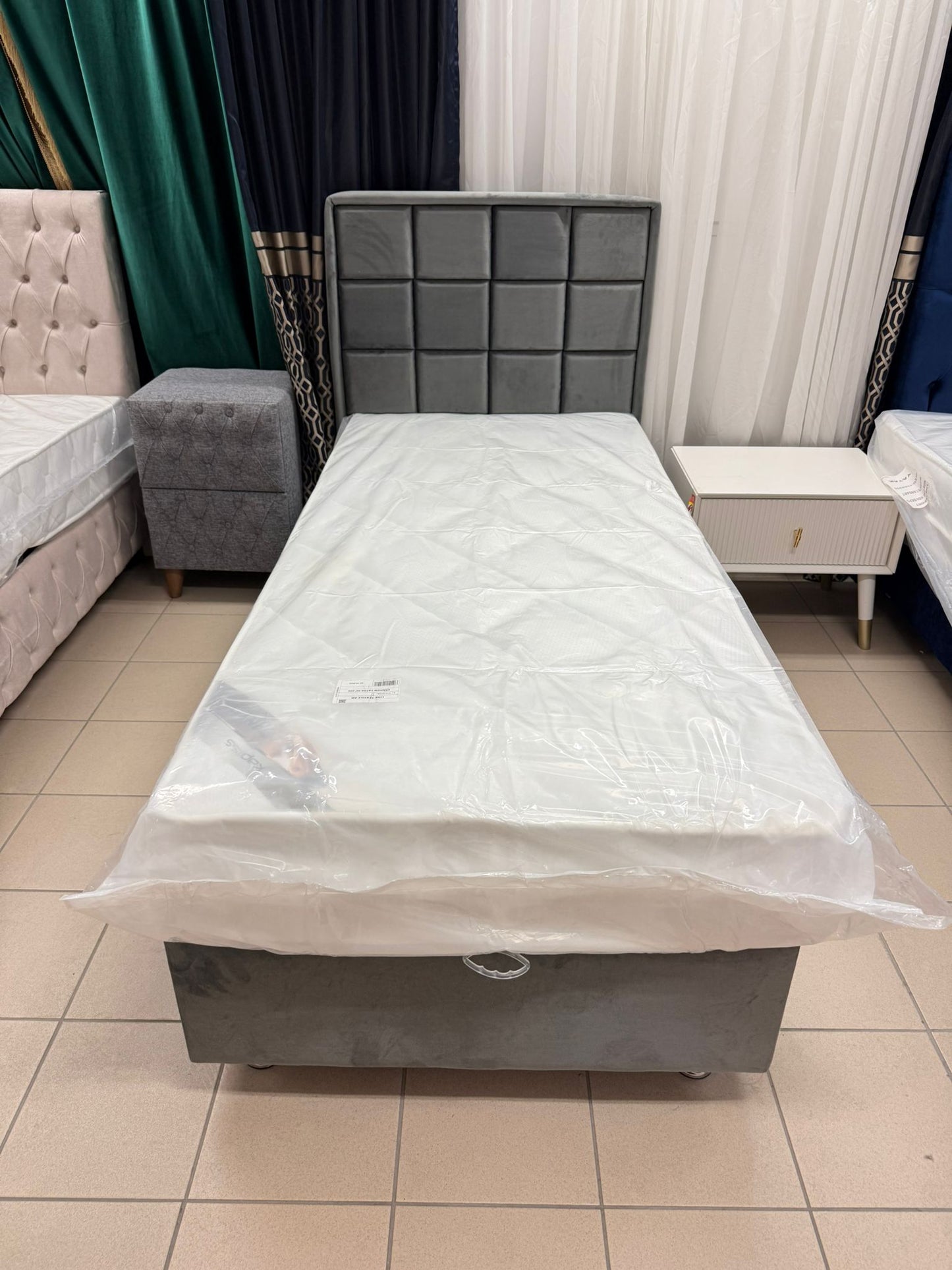 Lara med madrass 90x200