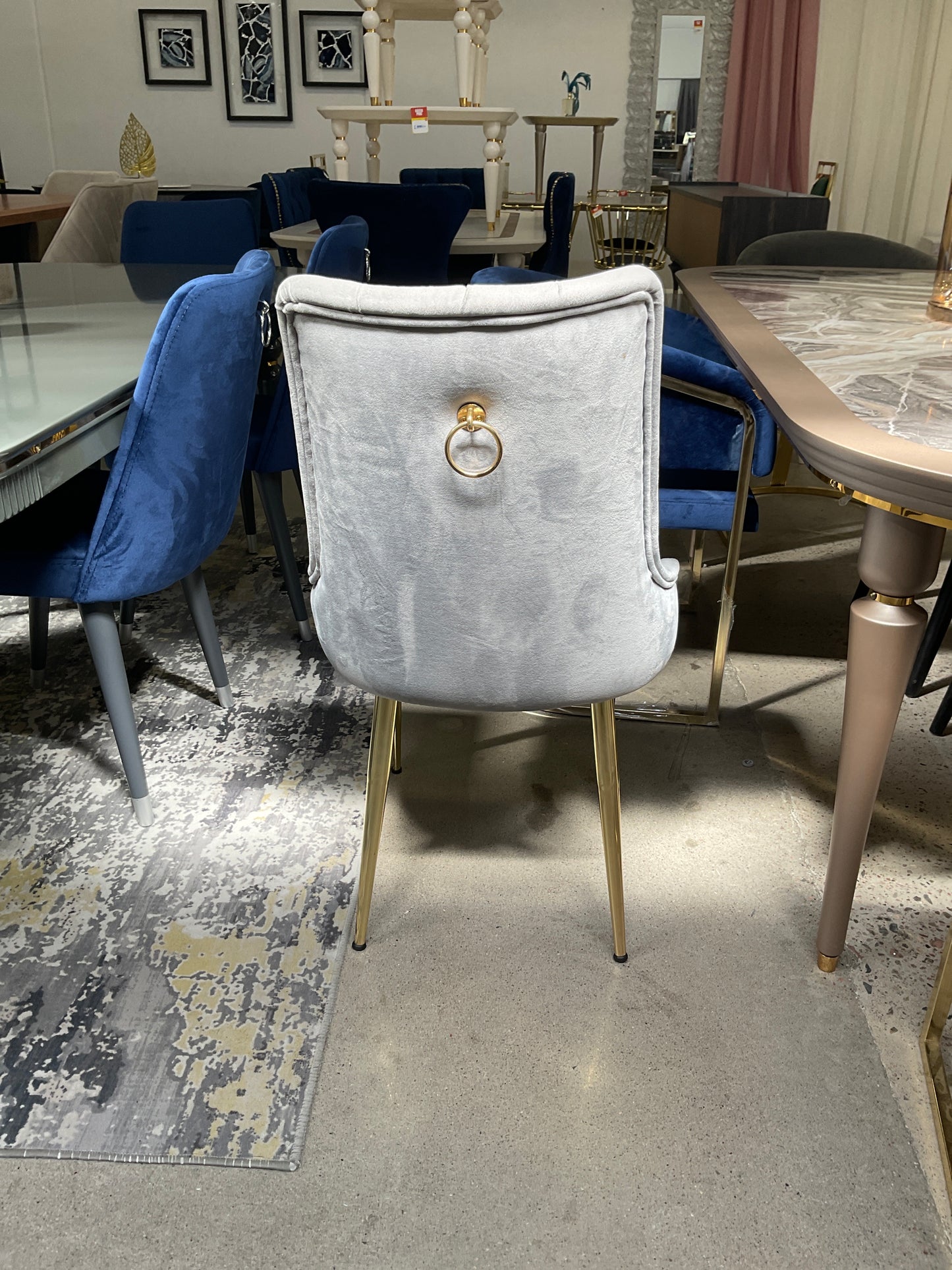 كراسي سرايبوسنا باللون الرمادي الفاتح