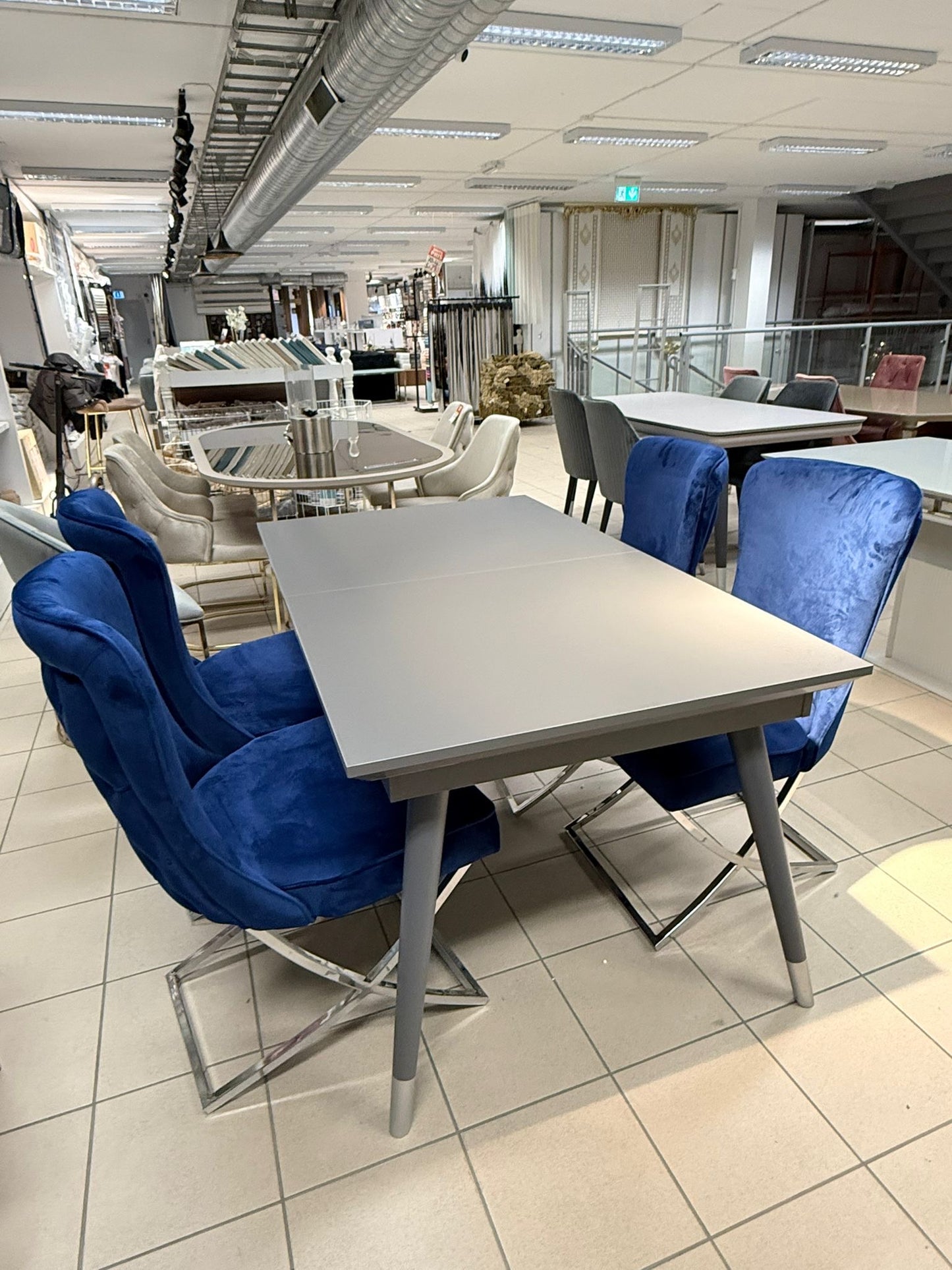 Acelya Matgrupp - Matbord med 4 St Deluxe Stolar