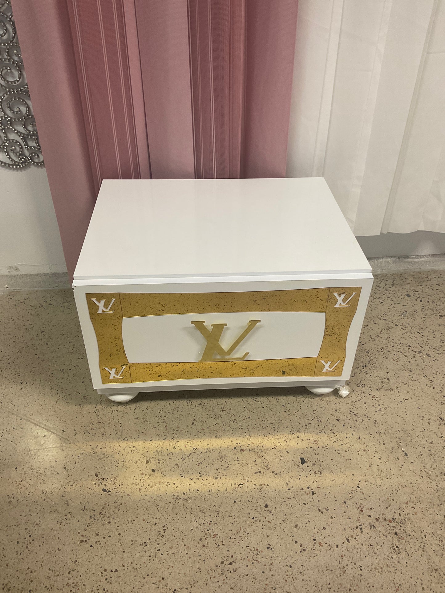 Sängbord - Vit med Guld