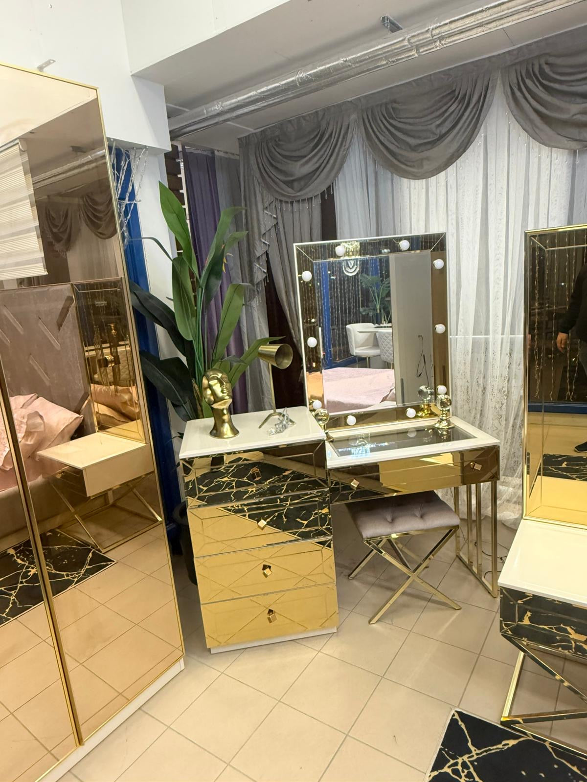 Erike Gold Sminkbord med Pall