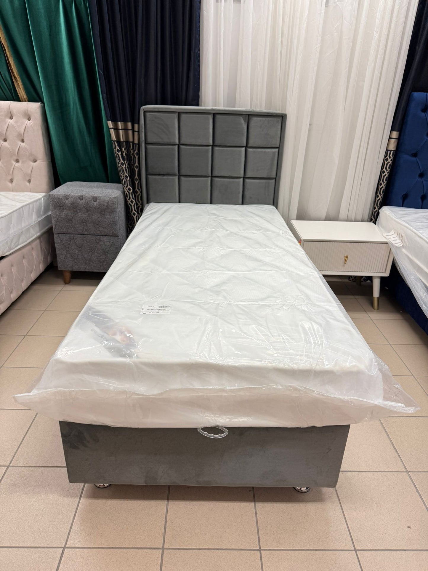 Lara med madrass  90x200